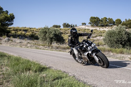 Probamos la Triumph Rocket 3 R Chrome: un cohete tan brillante y tan exagerado que se vuelve adictivo