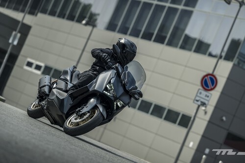 Probamos el Yamaha XMAX 300 Tech Max: un scooter medio que sigue haciendo méritos para rozar lo impecable