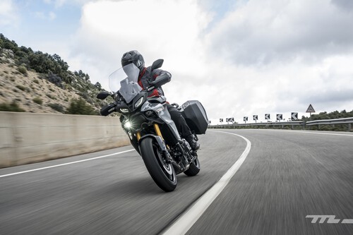 Probamos la Yamaha Tracer 9 GT+: turismo gamberro en una moto con radar que sabe frenar sola