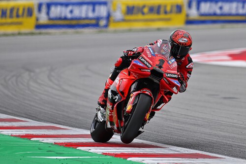 Pecco Bagnaia lidera el doblete de Ducati oficial al sprint en Barcelona pero a Jorge Martín le vale ser noveno para ser campeón