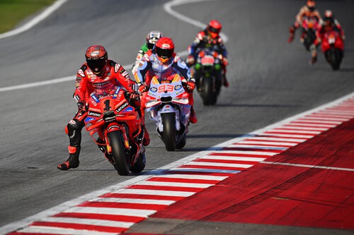 Pecco Bagnaia gana la guerra de los rebufos en Barcelona y mete en un pequeño lío a Jorge Martín  