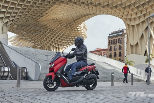 Probamos el Yamaha NMAX 125: un scooter urbano para el carnet de coche que ahora arranca sin llave pero mantiene un precio ajustado