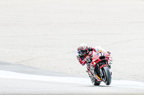 Pedro Acosta logra su primera pole en MotoGP gracias a una vuelta cancelada a Marc Márquez y desastre para Jorge Martín 