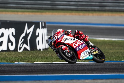 El colombiano David Alonso oposita al mundial de Moto3 ganando una apretada carrera en grupo en Tailandia