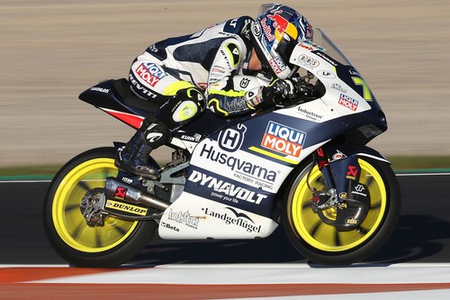 Ayumu Sasaki logra su primera victoria del año en Valencia para darle a Husqvarna el mundial de Moto3