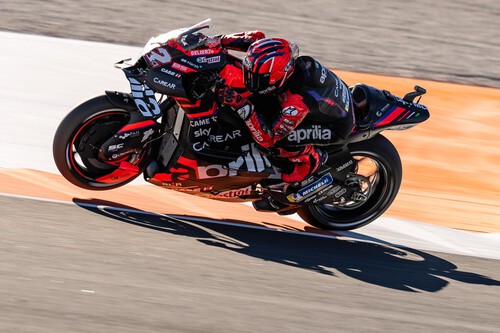 Maverick Viñales hace su primera pole position con Aprilia y Pecco Bagnaia da un paso de gigante hacia el mundial