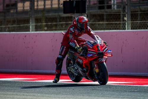 Pecco Bagnaia se redime en Barcelona, Pedro Acosta se cae y Marc Márquez remonta para subirse a otro podio