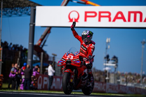 Enea Bastianini consigue una victoria sucia en Misano pero Jorge Martín saca petróleo de la caída de Pecco Bagnaia 