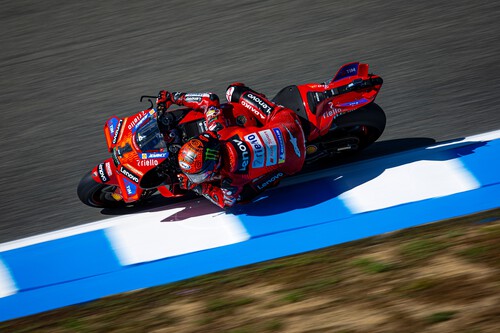 Pecco Bagnaia saca el manual de resistencia para ganar en Jerez frenando los ataques de Marc Márquez