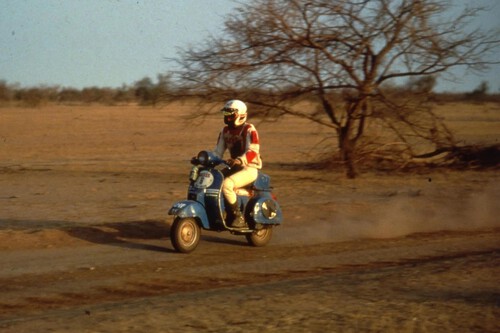 Correr el Dakar en scooter. Cuando cuatro amigos cruzaron África con una Vespa, llegaron a meta y ni siquiera quedaron últimos 