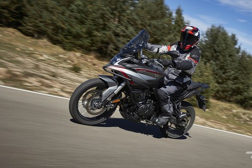 En plena ola de calor también montamos en moto: cómo hacer que las rutas de verano no sean un infierno 