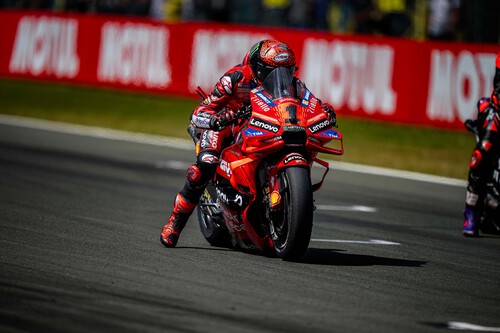 Pecco Bagnaia arrasa al sprint, Marc Márquez se cae en Assen y Honda rompe el motor de Luca Marini 