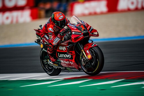 Pecco Bagnaia vuelve a escaparse en Assen y Aleix Espargaró se sube al podio con el alerón roto