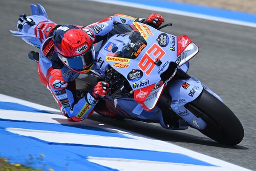 Marc Márquez logra su primera pole con Ducati bajo la lluvia y una caída chafa a Pedro Acosta en Jerez