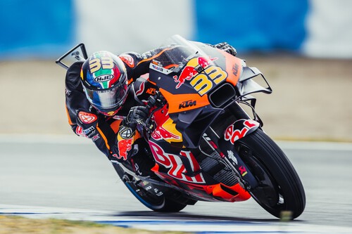 Brad Binder repite victoria al sprint, Dani Pedrosa resiste el ritmo y Aleix Espargaró se cae en Jerez