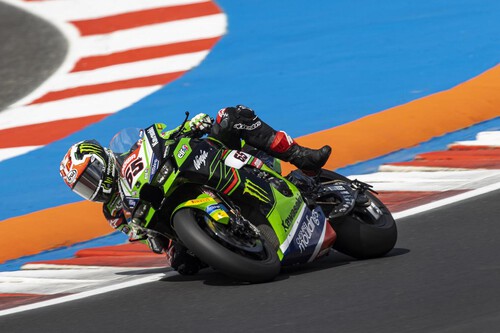 Jonathan Rea vuelve a ganar, Toprak Razgatlioglu recorta y Álvaro Bautista la lía con la estrategia