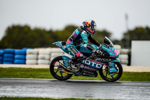 David Alonso emula a Valentino Rossi en Australia dominando la carrera más loca del año en Moto3 