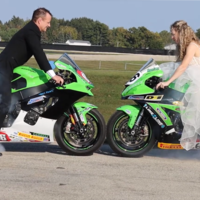 Del altar al manillar: esta pareja de casados y frikis moteros correrá juntos la carrera más peculiar del motociclismo