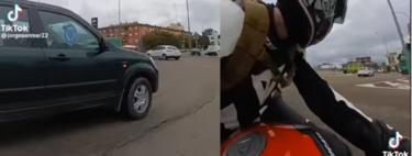 Saber quien tiene preferencia en una rotonda siempre es un problema. Este vídeo real entre moto y coche resuelve la discusión