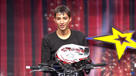 Cuando un Toprak Razgatlioglu muy niño fue a Got Talent a hacer acrobacias con una moto de stunt y le dijeron que no