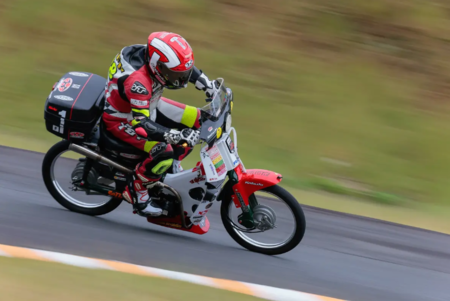 En Japón han creado un MotoGP de repartidores en scooter tocando rodilla. Y mola mucho